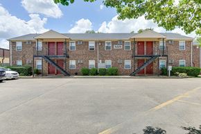 Norfolk apartment for rent - an empty parking lot in front of an apartment building