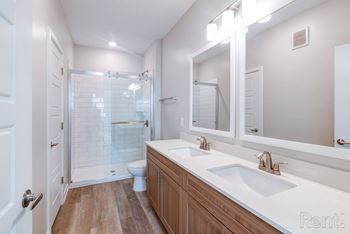Stand-alone showers with glass doors*