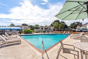 Mobile apartment for rent - sparkling pool and sundeck at 701 South Apartments in Mobile, AL