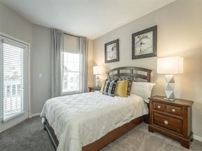 Birmingham apartment for rent - a bedroom with a bed and a window