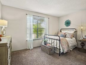 Daphne apartment for rent - a bedroom with a bed and a window
