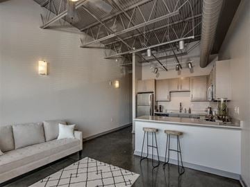 Tuscaloosa apartment for rent - a living room with a kitchen and a couch