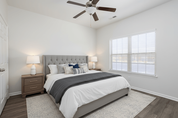 Florence apartment for rent - A bedroom with a large bed and a ceiling fan.