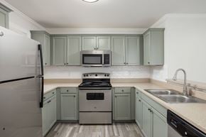 Florence apartment for rent - A kitchen with a stove, refrigerator, and microwave.