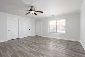 Florence apartment for rent - A room with a ceiling fan and wooden flooring.