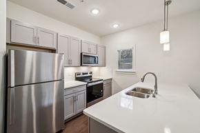 Gardendale apartment for rent - Modern kitchen with large island at Turnberry Park Apartments in Gardendale, AL