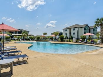 Zero-entry swimming pool