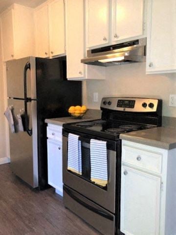 Santee apartment for rent - a kitchen with a stove and a refrigerator