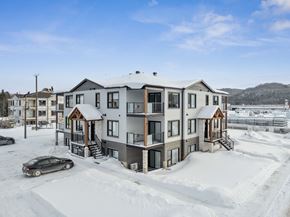 Mont-Tremblant apartment for rent - A large building with a car parked in front of it.