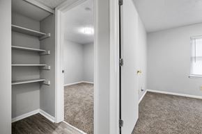 Frankfort apartment for rent - Hall/ Shelf Area