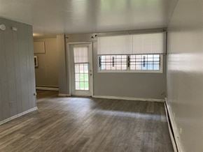 Philadelphia apartment for rent - A room with wooden flooring and a window with blinds.