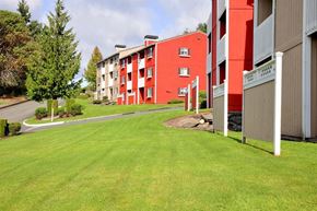 Tacoma apartment for rent - a green lawn in front of an apartment building