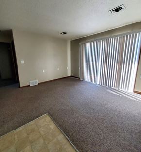 Matherville apartment for rent - Lake Matherville Manor living room