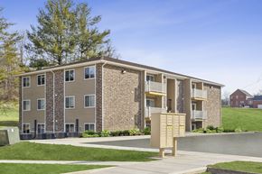 Bluefield apartment for rent - Apartment building with a mailbox in front.