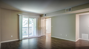 Colon apartment for rent - an empty living room with a door to a balcony