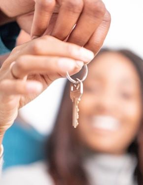 Terra Alta apartment for rent - A person is holding a bunch of keys.
