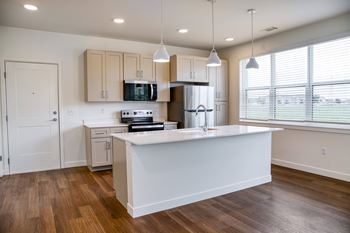 Kitchen island & peninsula seating