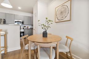 Albany apartment for rent - A dining room with a round table and chairs.