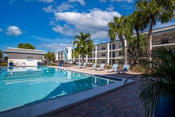 2 Sparkling pools