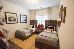 Athens apartment for rent - Secondary suite with two twin beds, ideal for guests.