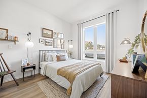 Brighton apartment for rent - a bedroom with a bed and a large window