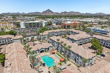 Phoenix apartment for rent - A large complex with a pool in the middle.