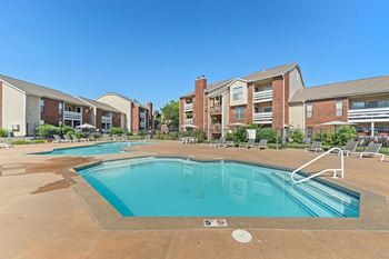 Sparkling pool & sundeck