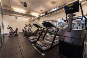Chicago apartment for rent - A gym with treadmills, exercise bikes, and other equipment.