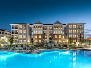 Orlando apartment for rent - A large hotel building with a pool in front.