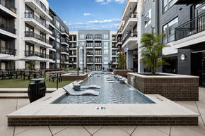 Dallas apartment for rent - Pool in the middle of a courtyard at L2 Uptown in Dallas Texas