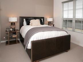 St Paul apartment for rent - A bedroom with a large bed and two lamps.