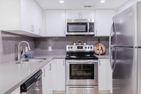 Coral Springs apartment for rent - Kitchen with quartz and modern appliances