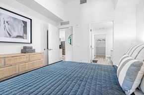 Davie apartment for rent - a bedroom with a large bed and a blue blanket