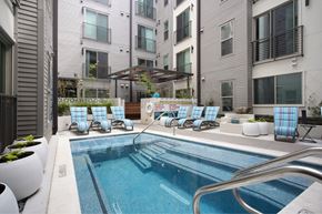 Austin apartment for rent - a swimming pool in the middle of an apartment building