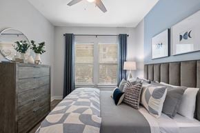 Myrtle Beach apartment for rent - a bedroom with a large bed and a window