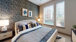 Dallas apartment for rent - A bedroom with a large bed at L2 Uptown in Dallas Texas