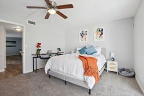 Largo apartment for rent - a bedroom with a bed and a ceiling fan