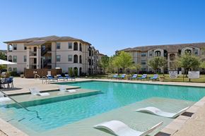 Conroe apartment for rent - Large pool with Tanning Ledge