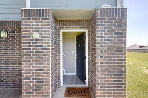 Bentonville apartment for rent - A house entrance with a mat that says "Sweet Home".