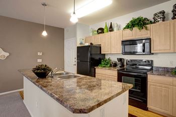 Aspire pinnacle peak apartments- kitchen with granite countertops 