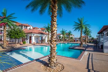 Year-round pool & splash pad
