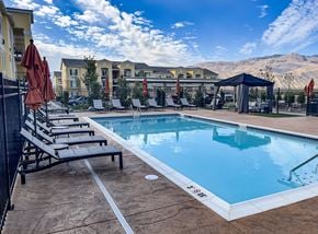 Wenatchee apartment for rent - A pool with sun loungers and a mountain in the background.