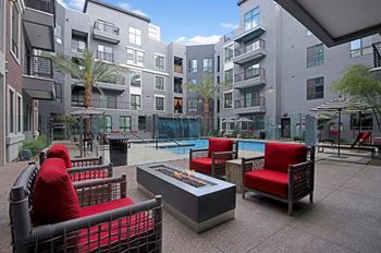 Outdoor fire pit