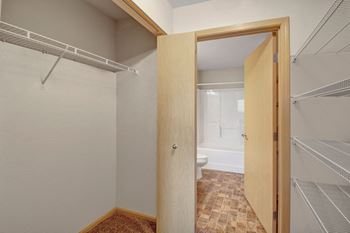Walk-in-closet