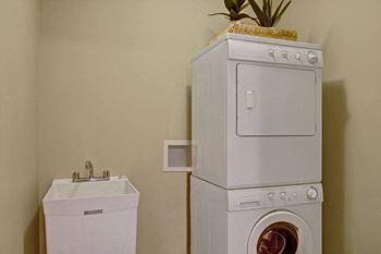 Washer/dryer included