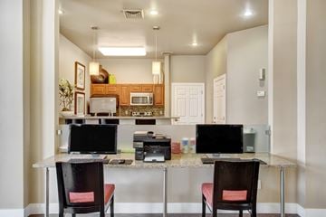 Sandy apartment for rent - A kitchen with a table and chairs in front of it.