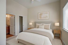 Wenatchee apartment for rent - A bedroom with a large bed and two lamps.