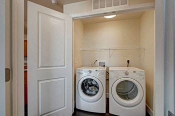 Ritz classic 1 bedroom full size washer and dryer