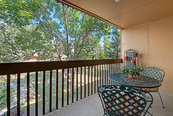 Eagle ridge balcony with table & chairs