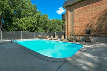 Hyde park outdoor swimming pool